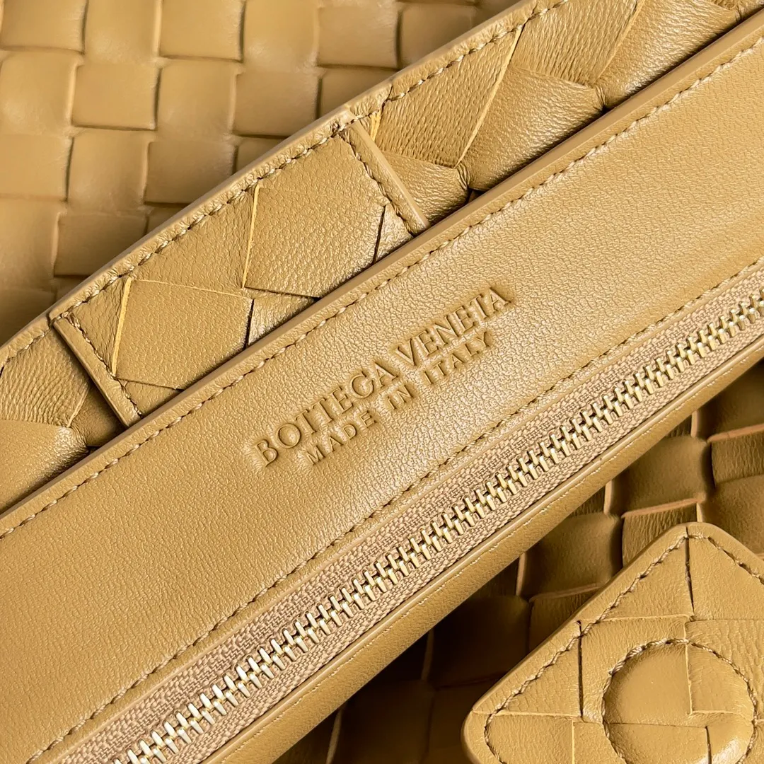The 2023 new Andiamo batch of 2260 BV has been shipped‼ ️Really popular🔥The new Andiamo woven handbag launched by Bottega Veneta this season is really popular all over the world! ! Celebrities at home and abroad have worn it, and Oscar-winning actress Michelle Yeoh has taken it out on the street. Song Jia, Trai Yara, Yu Feihong, Sanji Ayaka, Rosie Hunting-Whiteley, Yoshioka Riho, etc. have all picked up this bag. It is classic and versatile, showing off its temperament, and the bag capacity is also large, which is very convenient for daily commuting! ! A variety of carrying methods, the shoulder straps can be adjusted by yourself, the original lambskin feels soft and delicate, and the unisex style breaks the gender boundaries and brings a more practical and long-lasting use experience. Andiamo, which has both elegant and casual styles, perfectly interprets the true appearance of "fashionable old money style". Style number: 743572 Size: 32*24*12